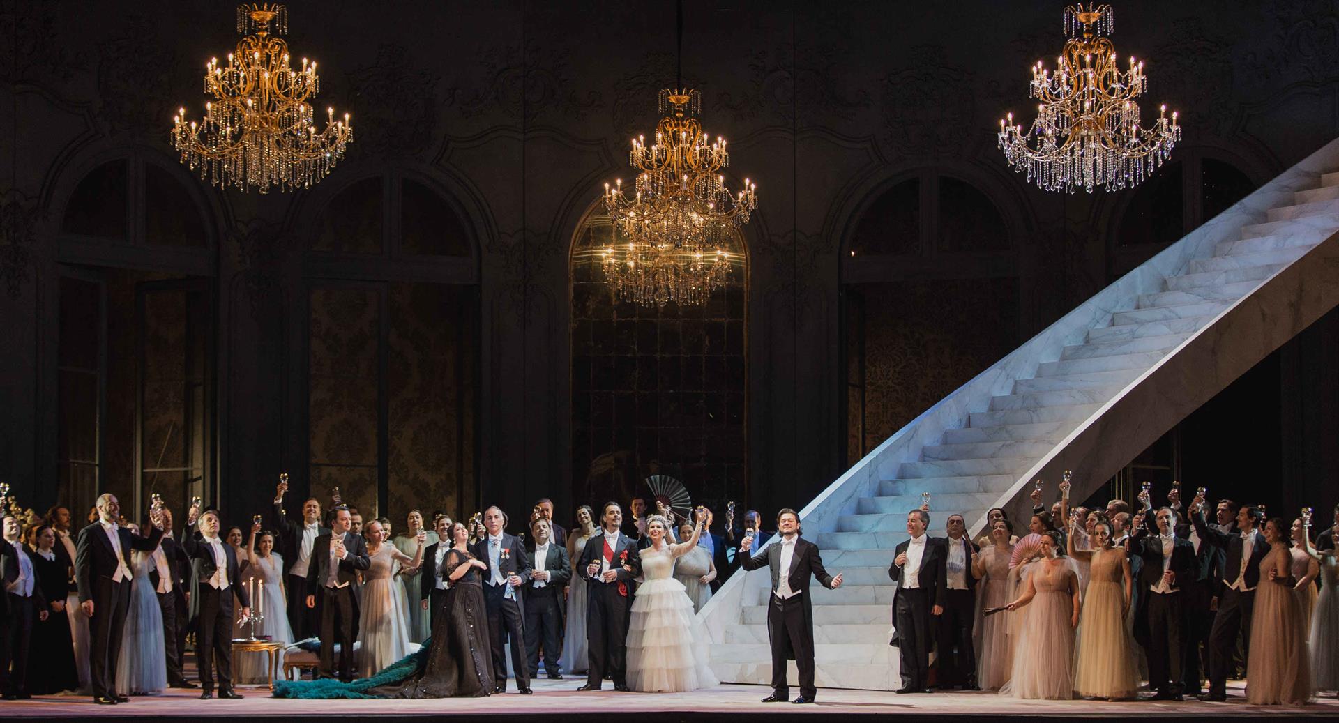 Teatro dell'Opera, da Kim Kardashian a Giachetti e Boschi, sfilata vip per  la Traviata di Sofia Coppola